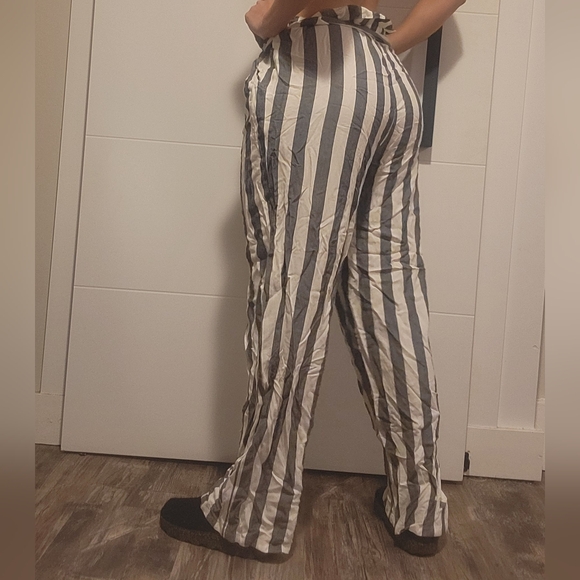 Used American Eagle Grey and White pinstripe wide Legs size Medium - Picture 3 of 4